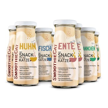 Flaschen mit SmoothieCat flüssigen Katzensnacks in den Geschmacksrichtungen Huhn, Fisch, Ente und Kaninchen, auf Deutsch beschriftet.