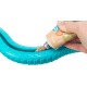 Une main presse un tube de nourriture pour animaux de compagnie dans un jouet en caoutchouc turquoise conçu pour les animaux, mettant en valeur la texture de la nourriture et les détails de l'emballage.