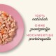 Ein pinker Teller mit zerkleinertem Fleisch und Garnelen, mit Text: "100% natürlich," "OHNE Zusatzstoffe," und "HOCHWERTIGE Proteinquelle."