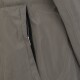 Eine Nahaufnahme einer grauen Jacke, die eine Reißverschlusstasche an der Seite zeigt und die Stofftextur und Reißverschlussdetails hervorhebt.