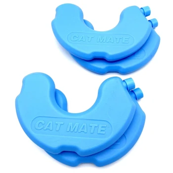 Blaue Katzenspielzeuge in Form eines Pfotenabdrucks, mit dem eingeprägten Text "CAT MATE" auf der Oberfläche.