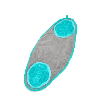 Eine graue Haustierpflege-Matte mit türkisfarbenen, gummierten, pfotenförmigen Bereichen zum Reinigen und Massieren, mit einer Aufhängeschlaufe.