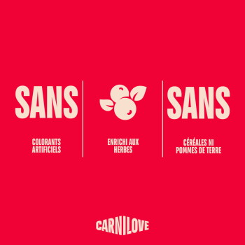 Étiquette Carnilove rouge : grand « SANS » à gauche et à droite ; « Colorants artificiels » à gauche ; icône de baie avec « Enrichi aux herbes » ; « Pas de céréales ni de pommes de terre » à droite.