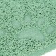 Un gros plan d'un tapis pour animaux de compagnie vert clair avec un design texturé de pattes au centre, fabriqué en matériau doux et flexible.