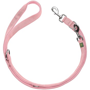 Helle pinke Hundeleine mit einem stabilen Metallclip und einem Stoffschlaufengriff, mit einem kleinen grünen Etikett.