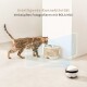Eine Bengal-Katze nähert sich einem modernen Futterspender und einem Robotergerät, mit dem Text: "Intelligente Konnektivität" und "Verknüpftes Fotografieren mit ROLA Mini."