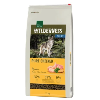 WILDERNESS Trockenfutter Hund, Adult, Pure Chicken 12 kg Hundefutterbeutel mit der Aufschrift 'Wilderness Adult Pure Chicken', mit einem Wolf im Wald, mit 65% Fleisch, 35% Früchten und Gemüse und 0% Getreide.