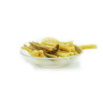 Hundesnack - Kaninchenhaut - 150g Eine Glasschüssel gefüllt mit mehreren langen, dünnen, getrockneten Hundekauartikeln, die ihre hellbraune Farbe und Textur vor einem weißen Hintergrund zeigt.