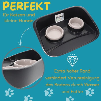 Schwarzes Futtertablett mit zwei beigen Keramiknäpfen; sichtbarer Text: 'PERFEKT für Katzen und kleine Hunde' und 'Extra hoher Rand'.