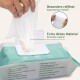 Eine Hand zieht ein Feuchttuch aus einer Packung mit der Aufschrift 'Pflegeprodukt für Hunde', mit Text über seine Reißfestigkeit und Dicke.