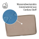 Nahaufnahme eines wasserabweisenden Haustierbettes aus Cordura-Stoff, das Tropfen zeigt mit dem Text: "Wasserabweisendes Innenmaterial aus Cordura Stoff."