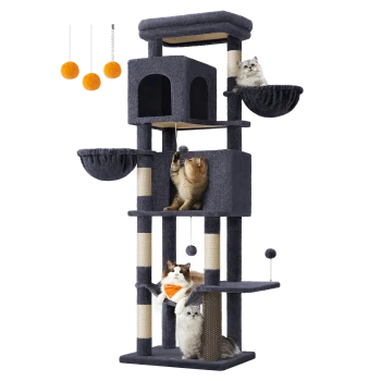 Ein mehrstöckiger Katzenbaum in Dunkelgrau mit drei spielenden und sich ausruhenden Katzen, mit hängenden Pompons und einem gemütlichen Versteck.