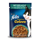 Eine Katzenfutterverpackung mit Felix Sensations Gelees, mit einer schwarz-weißen Katze auf der Vorderseite, mit der Aufschrift 'Mit Seelachs in einem Gelee mit Tomate.'