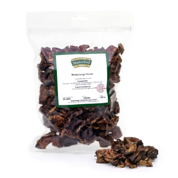 Rinderlunge Würfel 500 g Getrocknete Rinderlungenwürfel für Hunde in einer durchsichtigen Tüte, beschriftet mit "Masterfeed Premium Rinderlunge Würfel", mit Nährwertangaben und Zutatenliste.