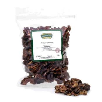 Getrocknete Rinderlungenwürfel für Hunde in einer durchsichtigen Tüte, beschriftet mit "Masterfeed Premium Rinderlunge Würfel", mit Nährwertangaben und Zutatenliste.