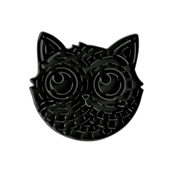 Projekt twarzy czarnego kota z dużymi, wyrazistymi oczami i teksturowanym futrem, na przezroczystym tle.