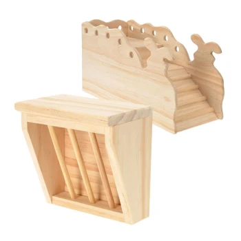 Zwei hölzerne Haustierzubehörteile: eine mehrstufige Rampe mit hasenförmigen Ausschnitten und ein Heufutterspender mit Latten, beide unlackiert.