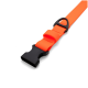Leuchtend oranges verstellbares Hundehalsband mit schwarzer Schnellverschluss-Schnalle und D-Ring vor weißem Hintergrund.