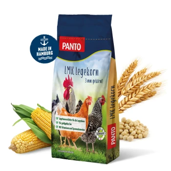 Ein Sack Panto LMK Legekorn Hühnerfutter mit bunten Hühnerillustrationen und Text über Eierlegen und Vitamine.