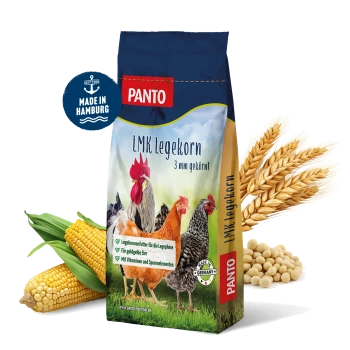 Ein Sack Panto LMK Legekorn Hühnerfutter mit bunten Hühnerillustrationen und Text über Eierlegen und Vitamine.
