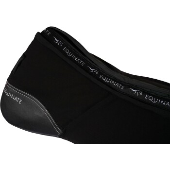 Schwarze Reitleggings mit einem Logo-Band, das "EQUINATE" beschriftet ist, und einem eleganten Design mit einem lederähnlichen Einsatz.