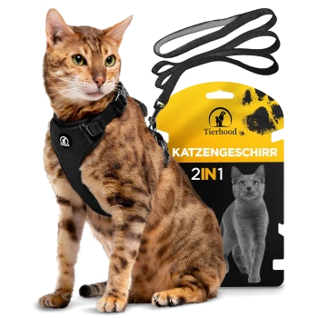 Eine Bengal-Katze, die ein schwarzes Geschirr trägt, sitzt neben einer Verpackung mit der Aufschrift "Tierhood Katzengeschirr 2IN1," die eine Katzensilhouette zeigt.