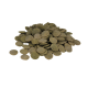 Ein Haufen grüner, runder Haustierfutterpellets auf einem weißen Hintergrund, der ihre strukturierte Oberfläche zeigt.