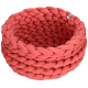 Un lit pour animaux de compagnie tressé de couleur corail avec une texture douce et pelucheuse, conçu pour les petits animaux.