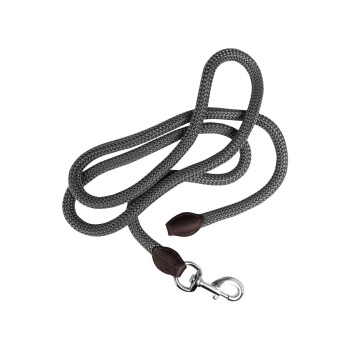 Graue geflochtene Hundeleine mit braunen Lederakzenten und einem silbernen Metallclip, flach auf einem weißen Hintergrund ausgelegt.