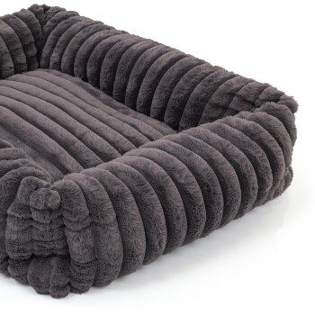 Graues, plüschiges rechteckiges Haustierbett mit erhöhten gepolsterten Seiten und gerippter Textur auf weißem Hintergrund.