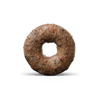 Hundesnack auf gelbem Hintergrund, der knusprige, getreidefreie, kalorienarme Kroketten mit Erbsen, Karotten und ohne künstliche Zusatzstoffe hervorhebt.