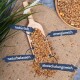 Eine Holzschaufel mit Samen und Nüssen, umgeben von Grünpflanzen und Jute, beschriftet mit "natürlich", "energiewreich", "naturbelassen" und "abwechslungsreich".