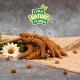 Getrocknete natürliche Haustierleckerlis auf einer Jute-Oberfläche angeordnet, mit einer Blume und grünen Blättern, mit dem Logo "LYRA NATURE POWER" darüber.