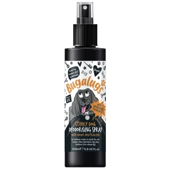 Schwarze Sprühflasche mit der Aufschrift "Bugalugs Stinky Dog Deodorising Spray" mit einem Cartoon-Hund und Text über vegan, in Großbritannien hergestellt und Superkraft-Duft.
