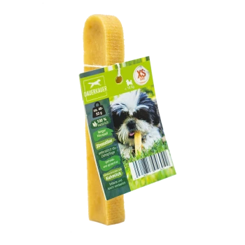 Hundekau-Stick mit einem grünen Etikett, das einen kleinen Hund zeigt, der darauf kaut, gekennzeichnet mit "XS Größe" für Hunde unter 10 kg, mit der Angabe "100% natürlich."