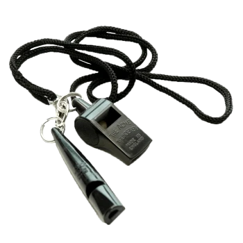 Eine schwarze ACME Thunderer und eine schlanke Trainingspfeife an einer schwarzen Kordel, geprägt mit 'THE ACME THUNDERER MADE IN ENGLAND'.