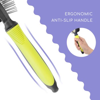 Bild einer Haustierpflegebürste mit ergonomischem, rutschfestem Griff in leuchtendem Gelb und Schwarz, mit einer Hand, die ihre Verwendung demonstriert.