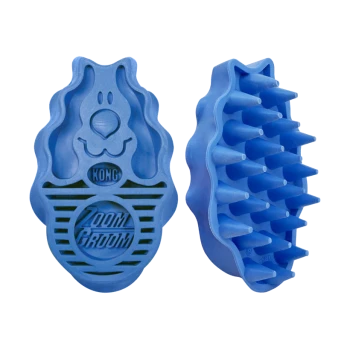 Brosse KONG Zoom Groom en caoutchouc bleue avec visage de chien et mentions KONG et Zoom Groom visibles ; le revers montre des picots de toilettage en caoutchouc.
