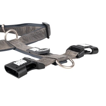 Graues verstellbares Hundegeschirr mit schwarzen Kunststoffschnallen und Metall-D-Ringen, mit weißem "Woof Woof"-Text auf den Schnallen.