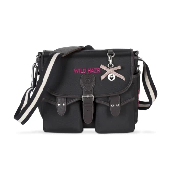 Schwarze Haustiertragetasche mit pinkem "WILD HAZEL"-Text, mit einer dekorativen Schleife und einem silbernen Glockenanhänger, verstellbarer Tragegurt.