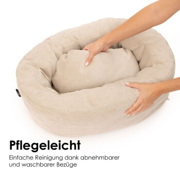 Beiges Cord-Rundbett für Haustiere, Hände richten das Innenkissen; sichtbarer Text: „Pflegeleicht“ und „Einfache Reinigung“.
