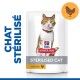 Pochette de nourriture pour chats Hill's Science Plan Sterilised présentant un chat avec un collier, étiquetée "Poulet" et "Recommandé par les vétérinaires."