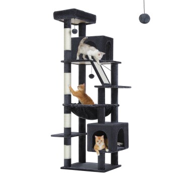 Schwarzer mehrstöckiger Katzenbaum mit drei Katzen, die spielen und ruhen, mit Kratzpfosten, Plattformen und hängendem Spielzeug.