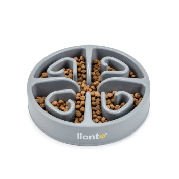 Graue langsame Futter-Schüssel für Haustiere mit gebogenen Trennwänden, gefüllt mit kleinen braunen Futterstücken, mit dem Markennamen "lionto" an der Seite.