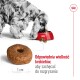 Cocker spaniel je z czerwonej miski, zbliżenie na krokiety w kształcie pączka oznaczone "Ideal kibble size to encourage chewing."