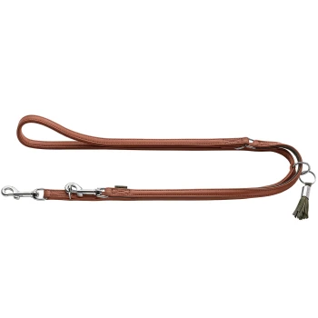 verstellbare Hundeführleine portofino cognac 1,5 cm Braune Leder-Hundeleine mit Metallverschluss, Metallringen und Quaste, Schlaufengriff vor weißem Hintergrund.