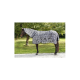 Ein Pferd, das eine schwarz-weiße, zebra-gestreifte Decke trägt, steht auf Kies, umgeben von grünen Bäumen in einer sonnigen Außenumgebung.
