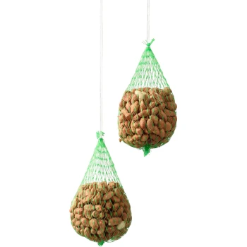 Zwei hängende Netze, gefüllt mit kleinen, runden, braunen Haustierfutterpellets, gesichert mit grünem Netz und weißen Schnüren.