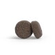 Zwei runde, strukturierte braune Trockenfutter-Kroketten auf neutralem Hintergrund.
