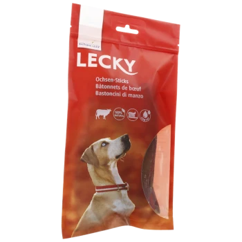 Rote Verpackung für Lecky Rindersticks für Hunde, mit einem Hund, mehrsprachigem Text und Symbolen für 100% natürlich und fettarm.
